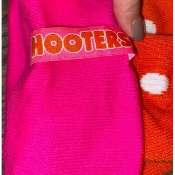 HOOTERS WOMENS CUFFED KNIT BEANIE HAT W/Pom - Picture 2 of 3